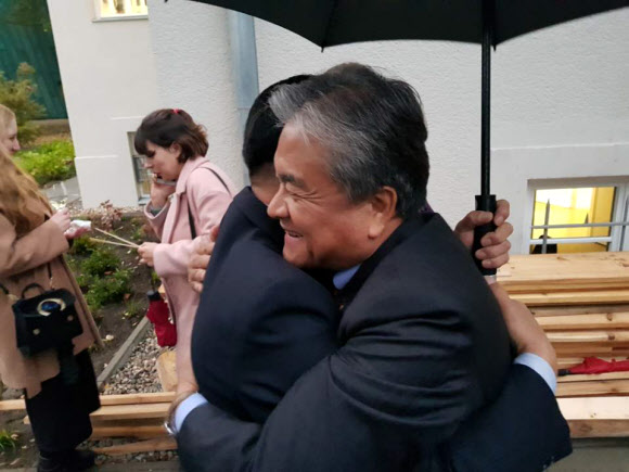 2일(현지시간) 독일 수도 베를린에서 열린 베를린자유대 정자 상량식이 끝난 뒤 주독 정범구 한국대사와 박남영 북한대사가 포옹하며 석별의 정을 나누고 있다. 2018.10.3  연합뉴스