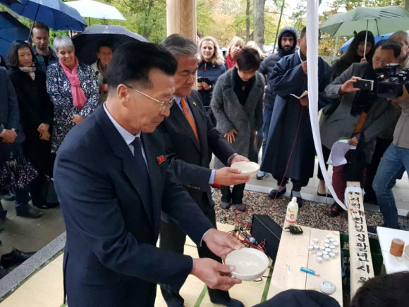 주독 정범구 한국대사와 박남영 북한대사가 2일(현지시간) 독일 수도 베를린에서 열린 베를린자유대 정자 상량식에 참석하고 있다. 2018.10.3  연합뉴스