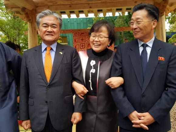 2일(현지시간) 독일 수도 베를린에서 열린 베를린자유대 정자 상량식에서 주독 정범구 한국대사(왼쪽)와 박남영 북한대사, 베를린자유대 이은정 교수가 기념촬영을 하고 있다. 2018.10.3  연합뉴스