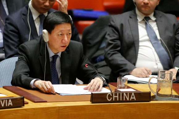 우 하이타오 UN 주재 중국 차석대사가 22일 북한에 대한 유엔 안전보장이사회의 대북 제재안에 대해 의견을 말하고 있다. 2017.12.22  AFP 연합뉴스