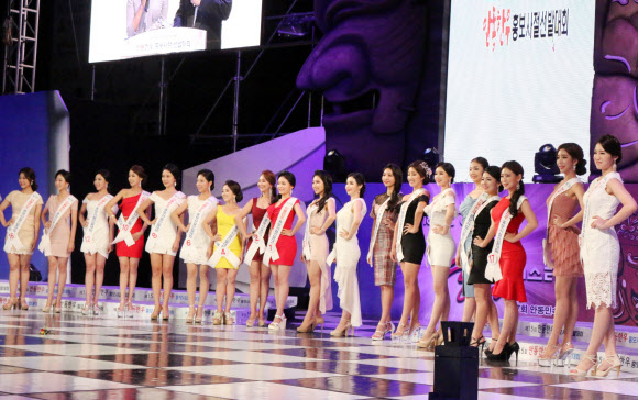 지난 2일 오후 안동국제탈춤페스티벌과 안동민속축제가 열리고 있는 경북 안동 탈춤공원 경연무대에서 제15회 안동한우 홍보사절선발대회가 진행되고 있다. 미모와 교양, 예절 등의 심사를 거쳐 안동한우 홍보사절로 선발된 진선미는 앞으로 2년 동안 안동한우와 안동농축산물을 전국에 알리는 홍보사절로 활동하게 된다. 2018.10.3  한우자조금 제공