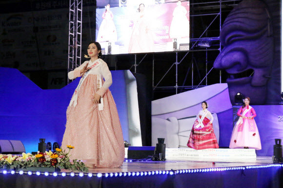 지난 2일 경북 안동 탈춤공원 경연무대에서 열린 제15회 안동한우 홍보사절선발대회에서 한 참가자가 한복과 함께 매력을 뽐내고 있다. 미모와 교양, 예절 등의 심사를 거쳐 안동한우 홍보사절로 선발된 진선미는 앞으로 2년 동안 안동한우와 안동농축산물을 전국에 알리는 홍보사절로 활동하게 된다. 2018.10.3  한우자조금 제공