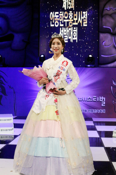 지난 2일 경북 안동 탈춤공원 경연무대에서 열린 제15회 안동한우 홍보사절선발대회에서 진(眞)으로 선발된 유아영(24) 양이 기념촬영을 하고 있다. 미모와 교양, 예절 등의 심사를 거쳐 안동한우 홍보사절로 선발된 진선미는 앞으로 2년 동안 안동한우와 안동농축산물을 전국에 알리는 홍보사절로 활동하게 된다. 2018.10.3  한우자조금 제공