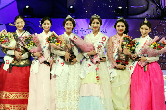 지난 2일 경북 안동 탈춤공원 경연무대에서 열린 제15회 안동한우 홍보사절선발대회에서 입상자들이 기념사진을 촬영하고 있다. 미모와 교양, 예절 등의 심사를 거쳐 안동한우 홍보사절로 선발된 진선미는 앞으로 2년 동안 안동한우와 안동농축산물을 전국에 알리는 홍보사절로 활동하게 된다. 왼쪽부터 구하림(예절상), 정수연(포토제닉상), 손유리(선), 유아영(진), 하다원(미), 김가슬(특별상). 2018.10.3  한우자조금 제공