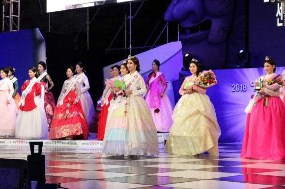 지난 2일 오후 안동국제탈춤페스티벌과 안동민속축제가 열리고 있는 경북 안동 탈춤공원 경연무대에서 제15회 안동한우 홍보사절선발대회가 진행되고 있다. 미모와 교양, 예절 등의 심사를 거쳐 안동한우 홍보사절로 선발된 진선미는 앞으로 2년 동안 안동한우와 안동농축산물을 전국에 알리는 홍보사절로 활동하게 된다. 2018.10.3  한우자조금 제공