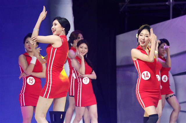 2일 오후 안동국제탈춤페스티벌과 안동민속축제가 열리고 있는 경북 안동 탈춤공원 경연무대에서 제15회 안동한우 홍보사절선발대회가 진행되고 있다. 후보자들이 댄스를 선보이고 있다. 2018.10.2 뉴스1