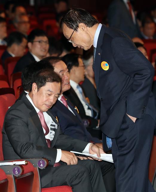 이해찬 더불어민주당 대표가 3일 오전 서울 종로구 세종문화회관에서 열린 제4350주년 개천절 경축식에서 김병준 자유한국당 비상대책위원장 옆 자리에 앉고 있다.2018.10.3 뉴스1