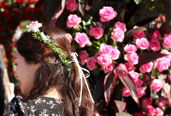 개천절이자 휴일인 3일 2018 세계정원박람회가 열리는 서울 여의도 공원을 찾은 시민들이 아름답게 꾸며진 정원에서 초가을 오후를 즐기고 있다. 2018.10.3  연합뉴스