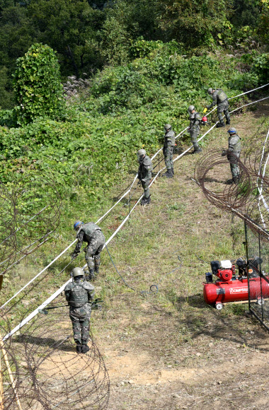 2일 강원도 철원군 5사단 인근 비무장지대에서 군인들이 지뢰제거 작업을 하고 있다.   남북은 군사분야 합의서에서 10월 1일부터 20일까지 판문점 지뢰부터 제거하기로 했다. 같은 날 시작되는 화살머리고지 지뢰제거는 11월 30일까지 끝내기로 했다. 2018.10.3  사진공동취재단