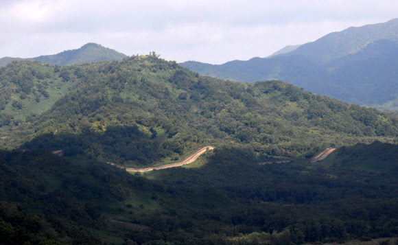 2일 강원도 철원에서 바라본 북측 모습.  남북은 군사분야 합의서에서 10월 1일부터 20일까지 판문점 지뢰부터 제거하기로 했다. 같은 날 시작되는 화살머리고지 지뢰제거는 11월 30일까지 끝내기로 했다. 2018.10.3  사진공동취재단