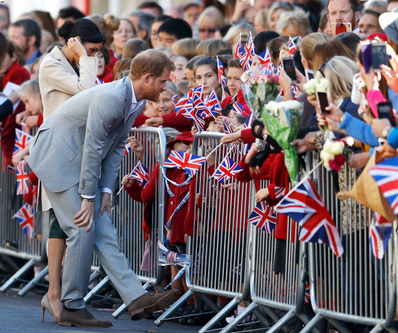 영국의 해리 왕자가 3일(현지시간) 영국 웨스트서식스주 치치스터를 방문해 지지자의 어린아이와 인사를 나누고 있다. 로이터 연합뉴스