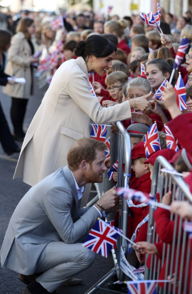 영국의 해리 왕자가 3일(현지시간) 영국 웨스트서식스주 치치스터를 방문해 지지자의 어린아이와 인사를 나누고 있다. AP 연합뉴스
