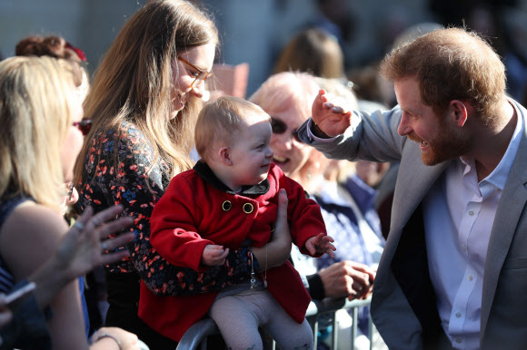 영국의 해리 왕자가 3일(현지시간) 영국 웨스트서식스주 치치스터를 방문해 지지자의 어린아이와 인사를 나누고 있다. AFP 연합뉴스