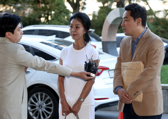 질문에 답하는 김부선-강용석 변호사