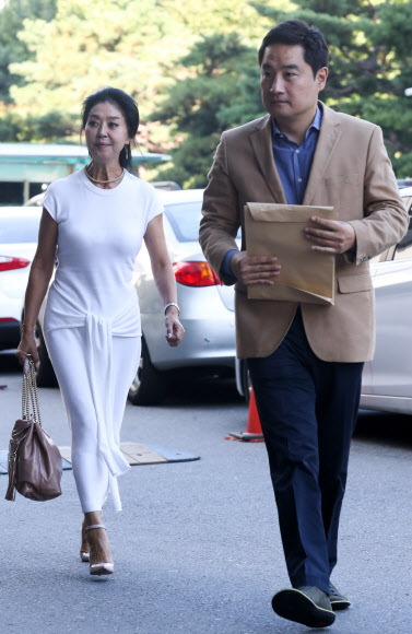 남부지검 들어서는 김부선