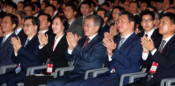 4일 오전 문재인(앞줄 가운데) 대통령이 참석한 가운데 충북 청주시에서 SK 하이닉스 청주공장 준공식이 열리고 있다. 2018. 10. 4 도준석 기자 pado@seoul.co.kr