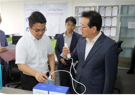 정순균 강남구청장이 역삼동 ‘팁스타운’을 방문, 입주 기업인을 격려하고 있다. <br>강남구 제공