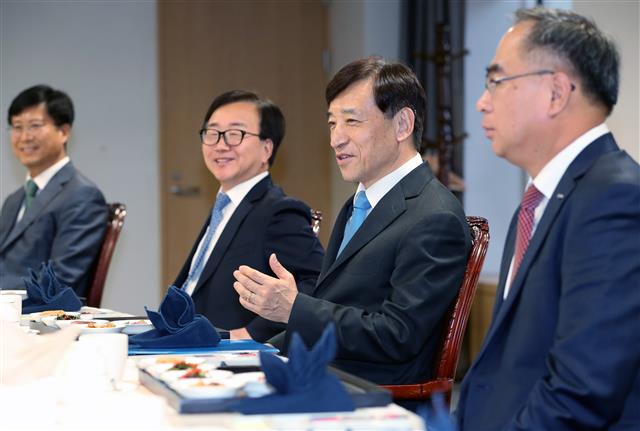 이주열(오른쪽 두 번째) 한국은행 총재가 4일 서울 중구 한국은행에서 열린 경제동향 간담회에서 참석자들과 대화를 나누고 있다.  뉴스1