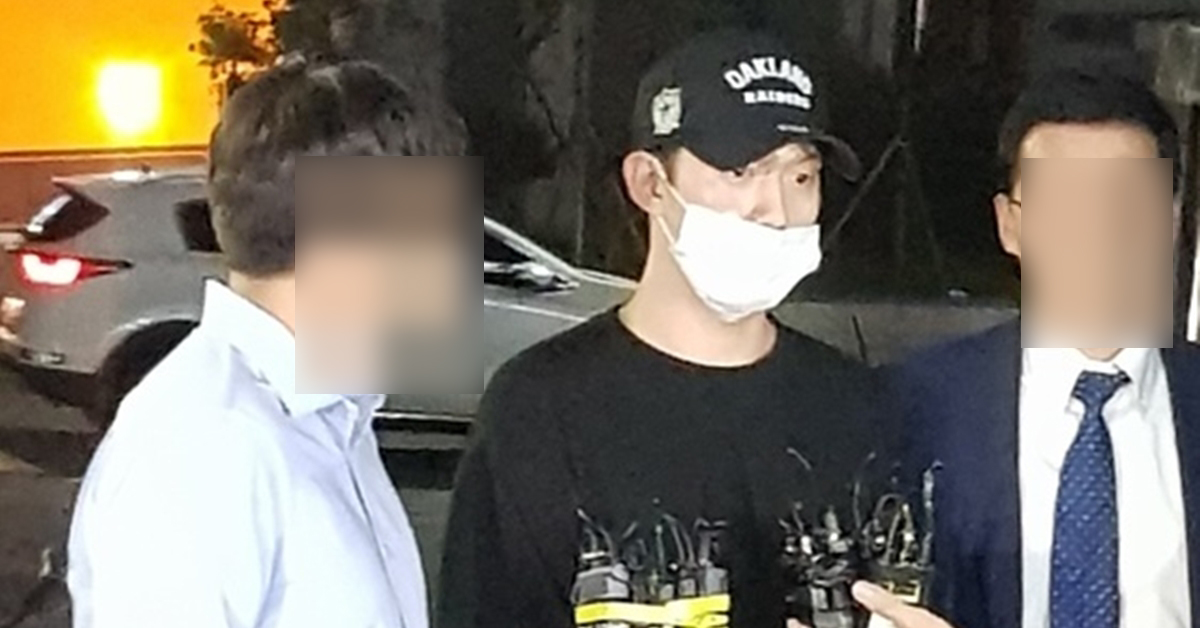 사진은 최종범(가운데)씨가 지난달 17일 서울 강남경찰서로 출석하는 모습. 2018.9.17 뉴스1