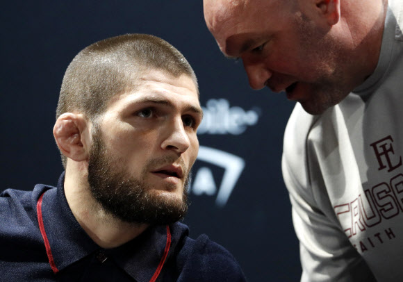 하빕 누르마고메도프(왼쪽)가 코너 맥그리거가 회견장에 나타나지 않자 대나 화이트 UFC 대표와 귓속말을 나누고 있다. 라스베이거스 AP 연합뉴스 