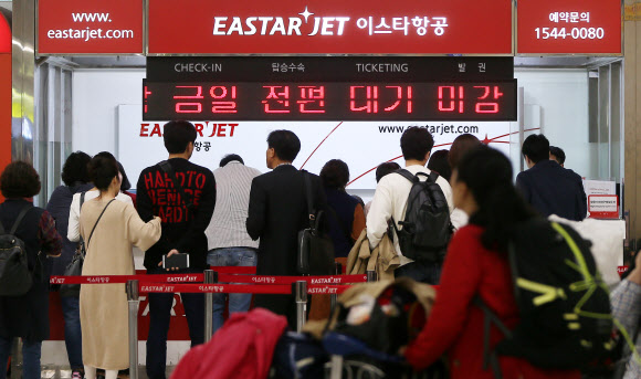 태풍에 제주공항서 발만 ‘동동’