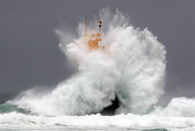 ‘콩레이가 몰고 온 어마어마한 파도’