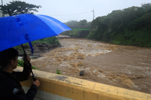 ‘콩레이’ 여파로 제주 북부 호우경보