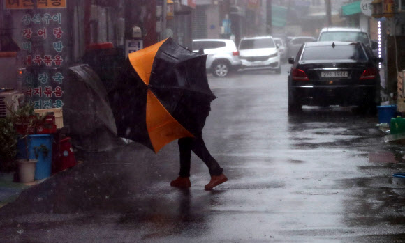 ‘태풍 콩레이’ 걷기조차 힘든 강풍