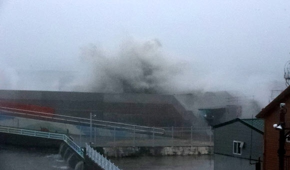 너울성 파도치는 여수 오동도 방파제