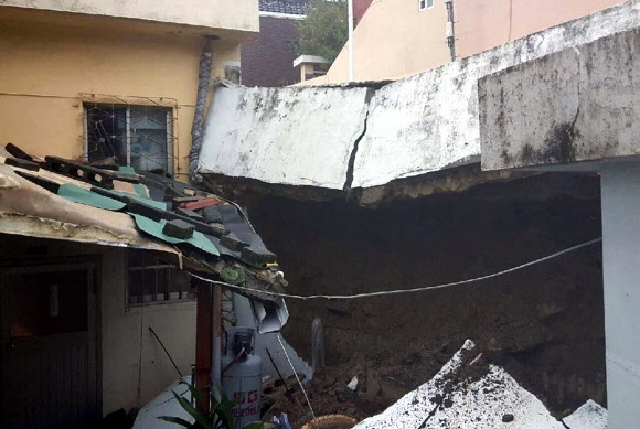 태풍에 무너진 담벼락