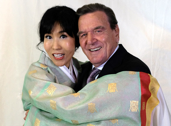 다정하게 포즈 취한 슈뢰더·김소연 부부