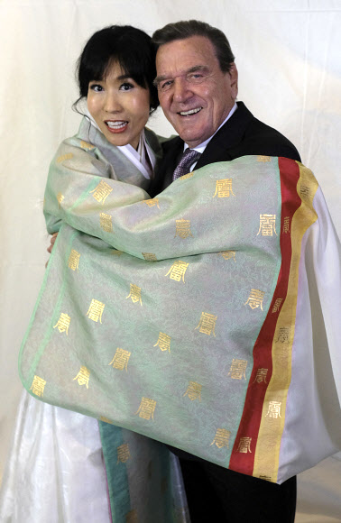 게르하르트 슈뢰더 전 독일 총리(74)와 김소연 씨(48)가 5일(현지시간) 독일 베를린의 유서 깊은 최고급 호텔 아들론에서 결혼식을 갖고 함께 포즈를 취하고 있다. 베를린 AP 연합뉴스