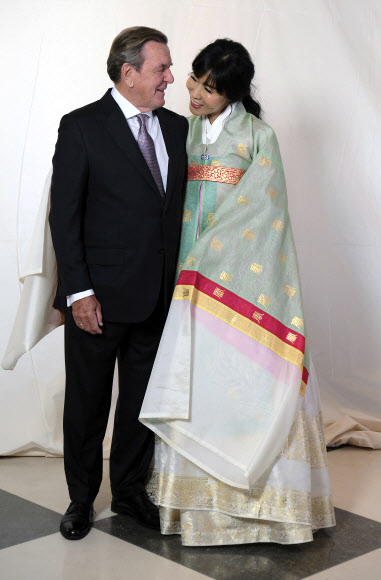 게르하르트 슈뢰더 전 독일 총리(74)와 김소연 씨(48)가 5일(현지시간) 독일 베를린의 유서 깊은 최고급 호텔 아들론에서 열린 결혼식에서 얼굴을 마주 보며 미소짓고 있다. 베를린 AP 연합뉴스