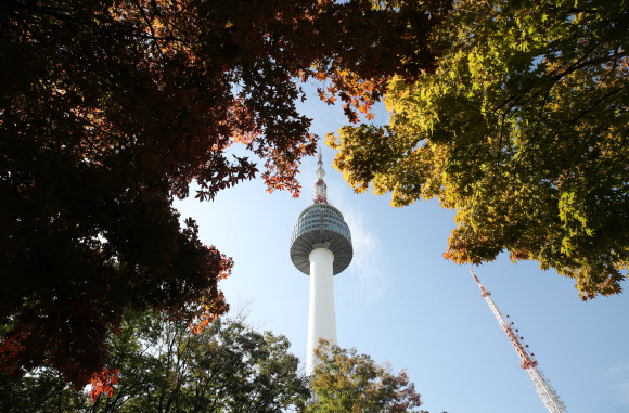 태풍이 물러가고 맑은 날씨를 보인 7일 오전 서울 중구 남산 N서울타워 앞의 나무가 붉게 물들고 있다. 2018.10.7  연합뉴스