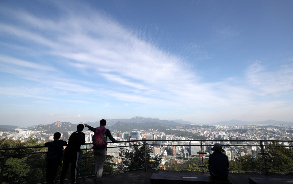 태풍이 물러가고 맑은 날씨를 보인 7일 오전 서울 중구 남산에서 바라본 하늘이 온통 파랗다. 2018.10.7  연합뉴스
