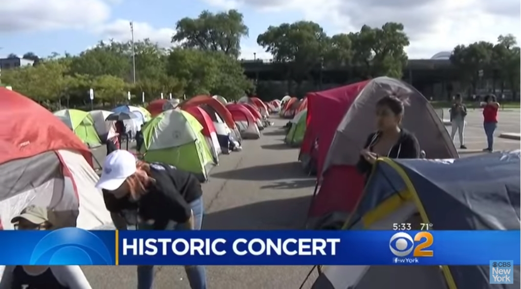 BTS 콘서트 앞자리를 차지하려고 며칠 전부터 텐트 노숙을 하고 있는 팬들. 2018.10.7 CBS 뉴욕 유튜브 캡처