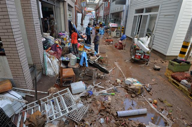 경북경찰청 경찰병력이 7일 태풍 콩레이가 쏟아부은 물폭탄에 침수 피해를 당한 경북 영덕군 강구면 강구전통시장에서 복구 작업을 하고 있다. 2018.10.7 뉴스1