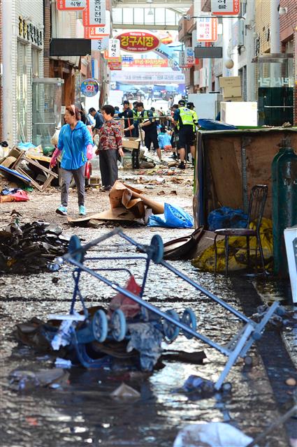 경북경찰청 경찰병력이 7일 태풍 콩레이가 쏟아부은 물폭탄에 침수 피해를 당한 경북 영덕군 강구면 강구전통시장에서 복구 작업을 하고 있다. 2018.10.7 뉴스1