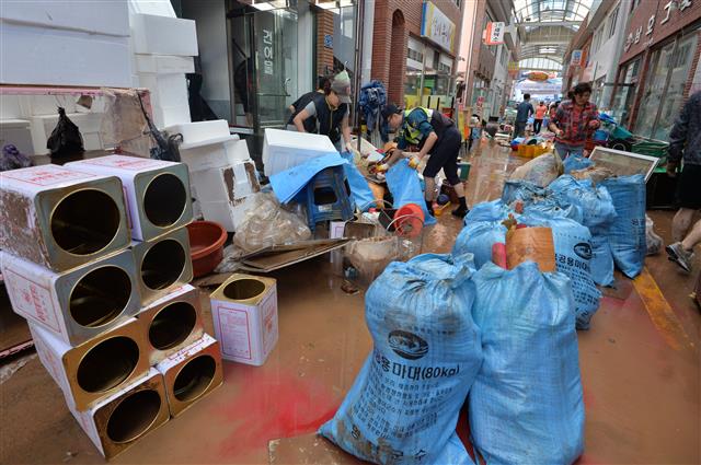 경북경찰청 경찰병력이 7일 태풍 콩레이가 쏟아부은 물폭탄에 침수 피해를 당한 경북 영덕군 강구면 강구전통시장에서 복구 작업을 하고 있다. 2018.10.7 뉴스1