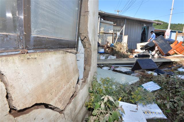 7일 태풍 콩레이가 쏟아부은 물폭탄에 경북 영덕군 강구전통시장 인근 주택이 파손돼 붕괴위험에 처해있다.2018.10.7 뉴스1