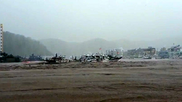 지난 6일 경북 영덕군 강구면 강구항에 있던 어선 15척이 태풍 ‘콩레이’ 영향으로 거센 바람과 높은 파도가 치면서 밧줄이 끊겨 표류하고 있다. 2018.10.7  울진해양경찰서 제공