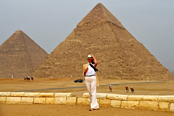 아프리카 4개국을 순방 중인 도널드 트럼프 미국 대통령의 부인 멜라니아 여사가 6일(현지시간) 이집트 카이로 인근의 피라미드를 방문하고 있다. AFP 연합뉴스