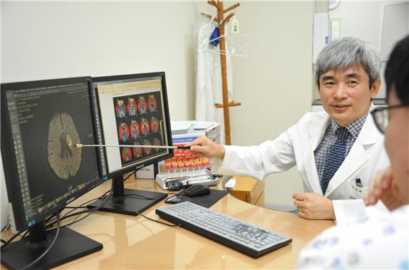 동국대 김동억 교수가 뇌경색 환자 진료에 뇌혈류지도를 활용하고 있는 모습 동국대 일산병원 제공