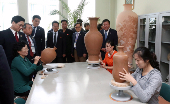 5일 오후 평양 만수대 창작사를 찾은 ‘10.4선언 발표 11주년 기념 민족통일대회’ 참석자들이 창작사들의 작품활동을 살펴보고 있다.  평양사진공동취재단