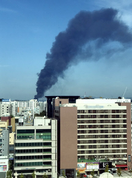7일 오전 11시께 경기도 고양시 덕양구의 한 저유소에서 휘발유 탱크 폭발로 추정되는 큰불이 났다.  소방 당국은 현재 대응 2단계를 발령하고 불길을 잡고 있다. 휴일이라 사고 당시 일하는 인원이 없어 현재까지 인명 피해는 없는 것으로 전해졌다.  사진은 서울 강서구에서 바라본 화재 현장 연기. 2018.10.7  독자 제공