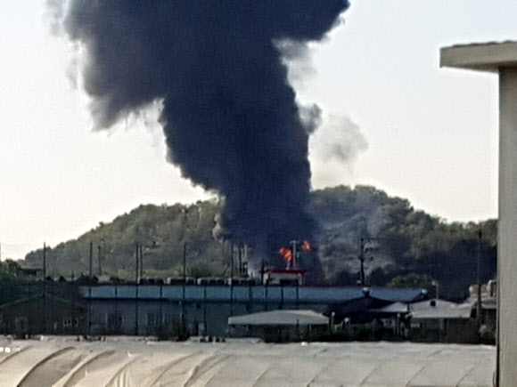 7일 오전 11시께 경기도 고양시 덕양구의 한 저유소에서 휘발유 탱크 폭발로 추정되는 큰불이 났다.  소방 당국은 현재 대응 2단계를 발령하고 불길을 잡고 있다. 휴일이라 사고 당시 일하는 인원이 없어 현재까지 인명 피해는 없는 것으로 전해졌다. 2018.10.7  독자 제공