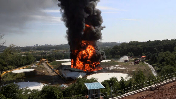 7일 경기도 고양시 덕양구 화전동 송유관공사 저유소에서 휘발유 탱크 폭발로 추정되는 큰불이 발생해 소방 당국이 화재진압을 하고 있다. 2018.10.7  연합뉴스TV 제공