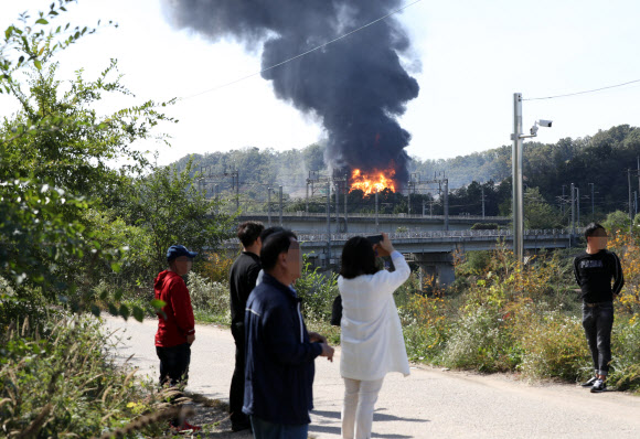 7일 경기도 고양시 덕양구 화전동 송유관공사 저유소에서 휘발유 탱크 폭발로 추정되는 큰불이 발생, 주민등이 지켜보고 있다. 2018.10.7  연합뉴스