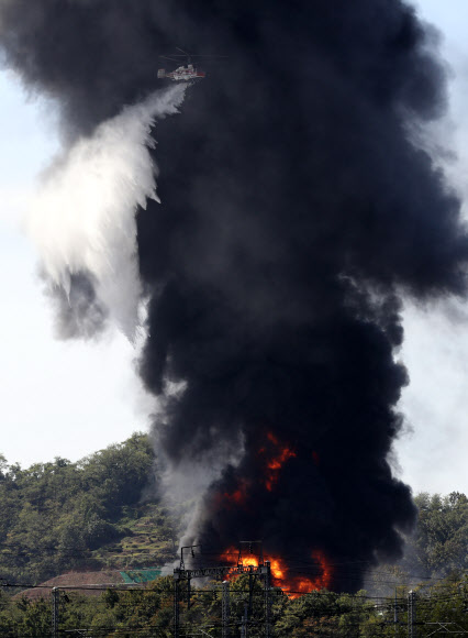 7일 경기도 고양시 덕양구 화전동 송유관공사 저유소에서 휘발유 탱크 폭발로 추정되는 큰불이 발생, 소방헬기가 화재진압을 하고 있다. 2018.10.7  연합뉴스