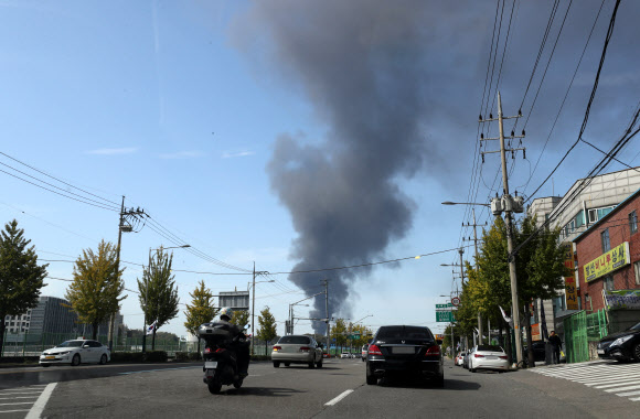 7일 경기도 고양시 덕양구 화전동 송유관공사 저유소에서 휘발유 탱크 폭발로 추정되는 큰불이 발생, 수색역 인근에서 바라본 하늘에 검은 연기가 자욱하다. 2018.10.7  연합뉴스